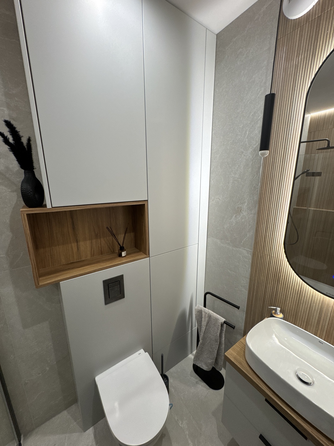 Realizacja PROBIEL – jasna łazienka z zabudową WC i drewnianymi detalami