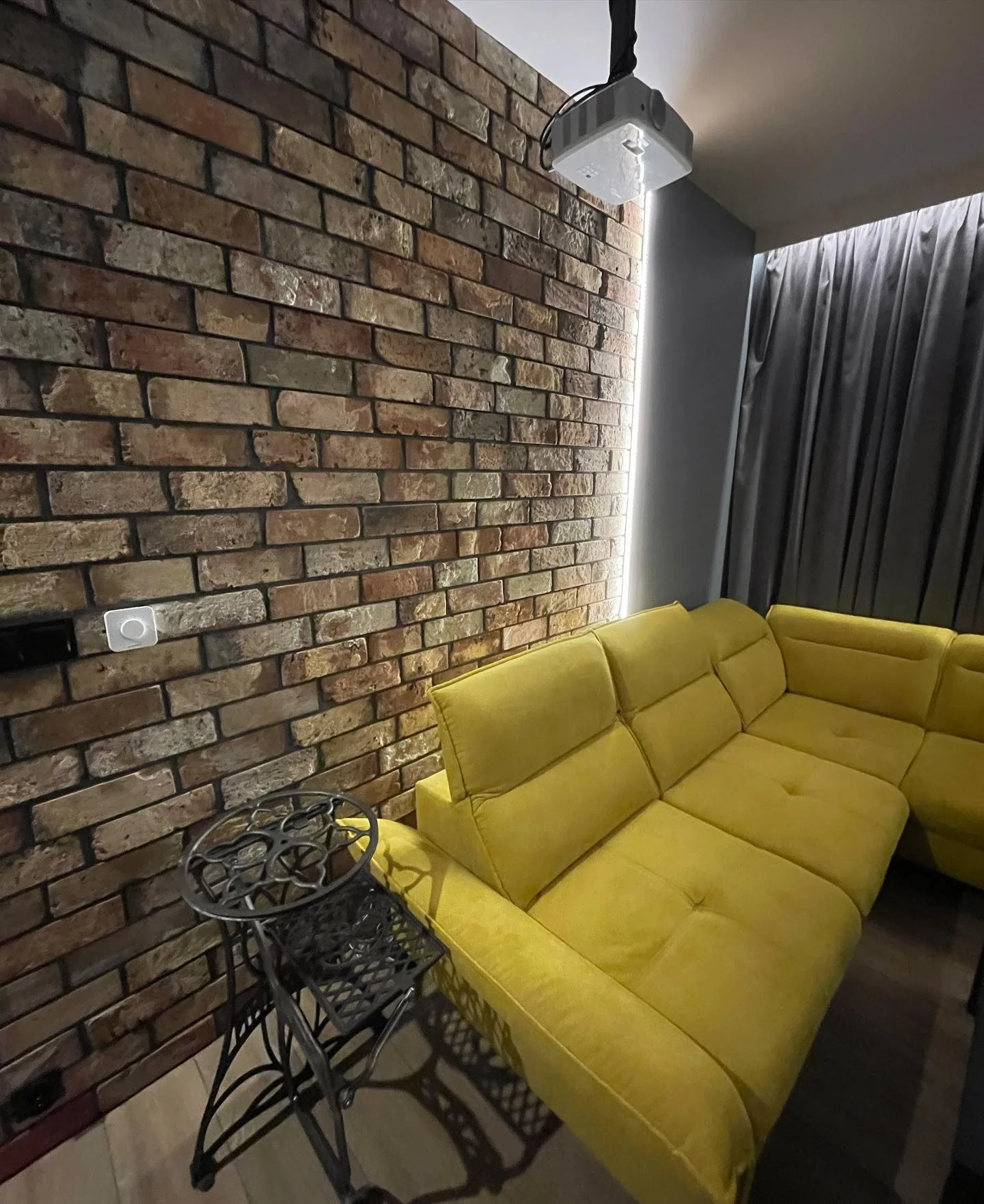 Realizacja PROBIEL – salon z ceglaną ścianą i oświetleniem liniowym
